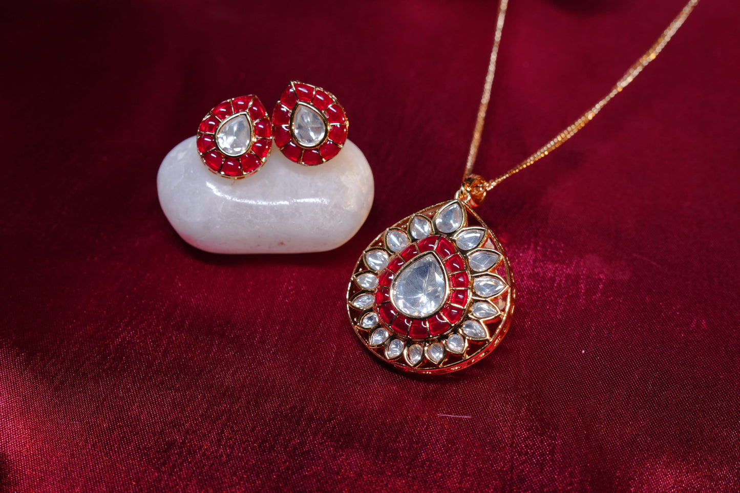 Kundan Pear glow Pendant Set