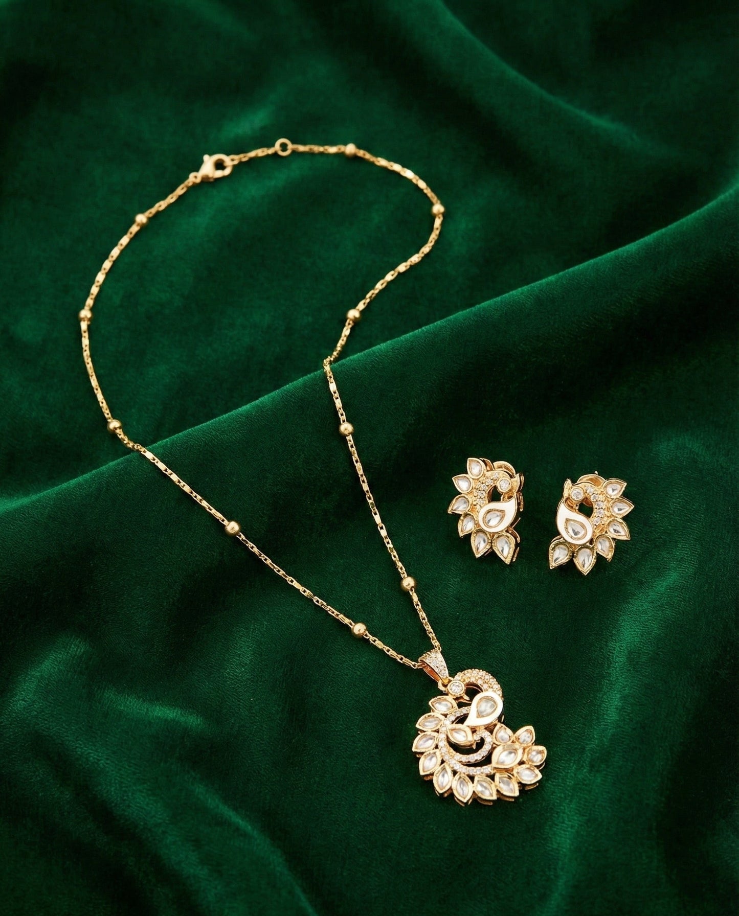 Regal Mor Pendant Set