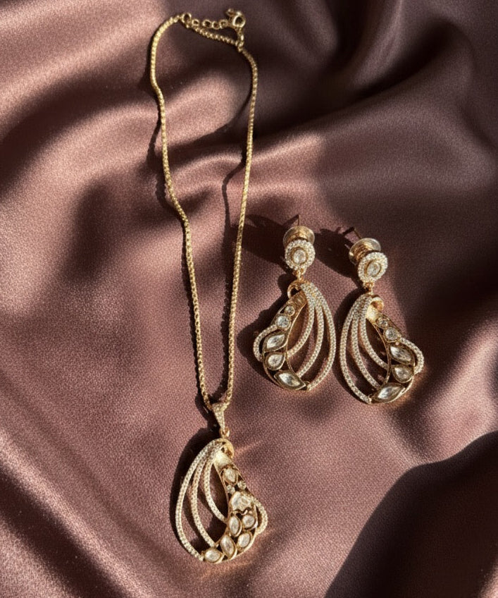 Kundan Shine Pendant & Earrings Set