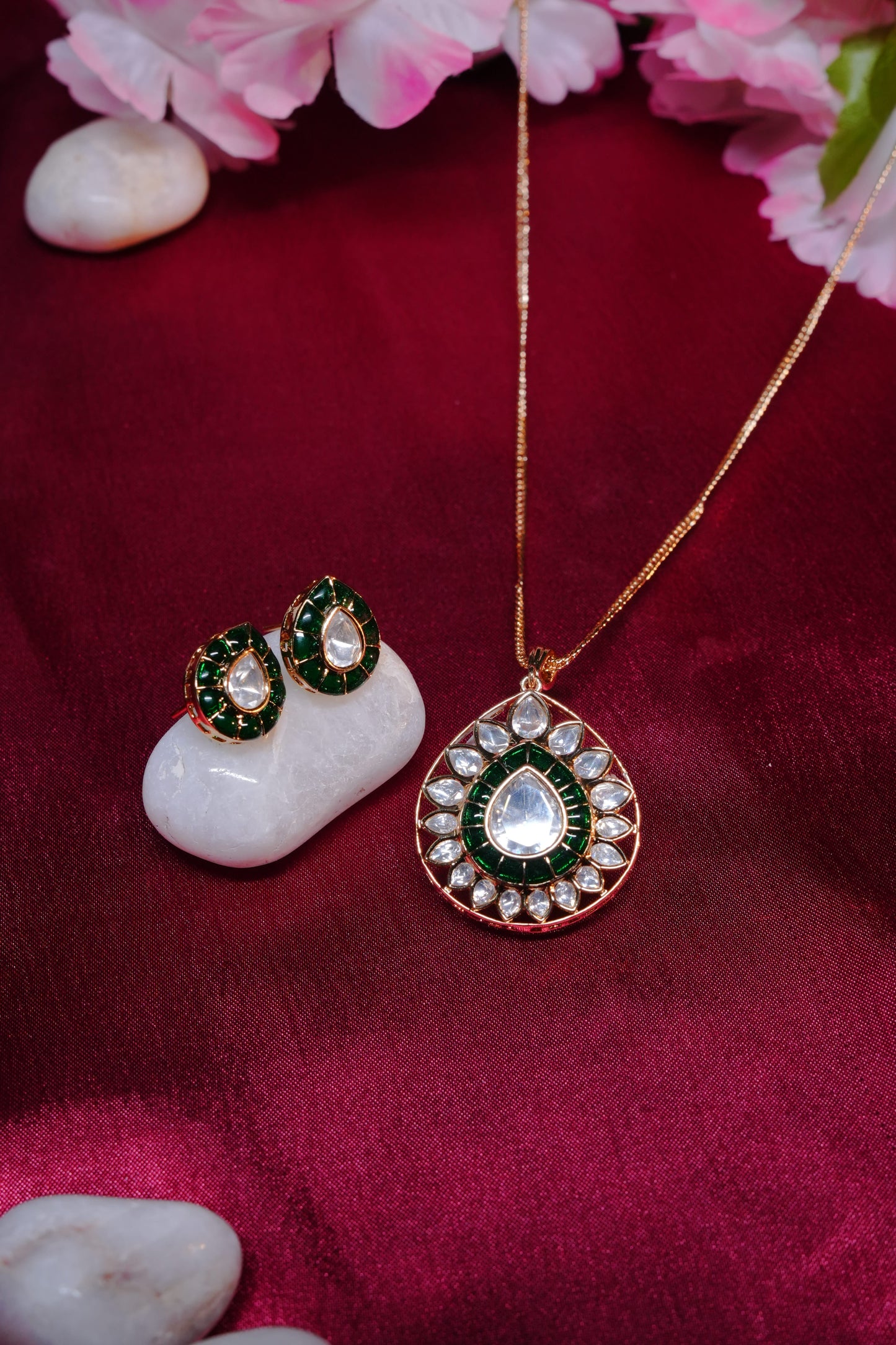 Kundan Pear glow Pendant Set