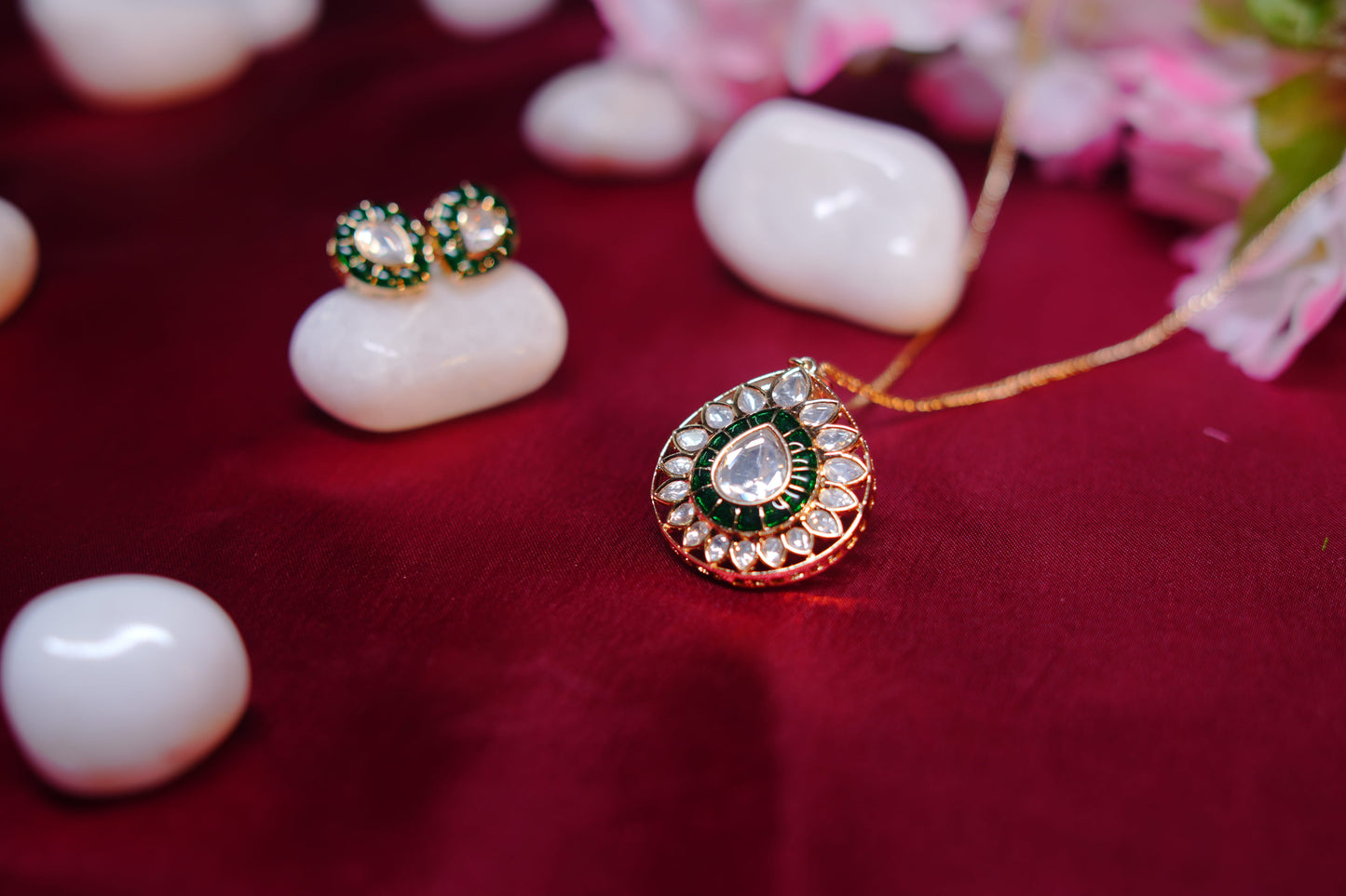 Kundan Pear glow Pendant Set